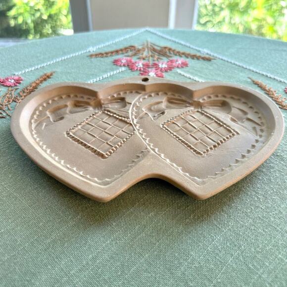 Vintage 1988 Brown Bag Cookie Art Double Heart Shaped Ceramic Shortbread Mold - Picture 4 of 9